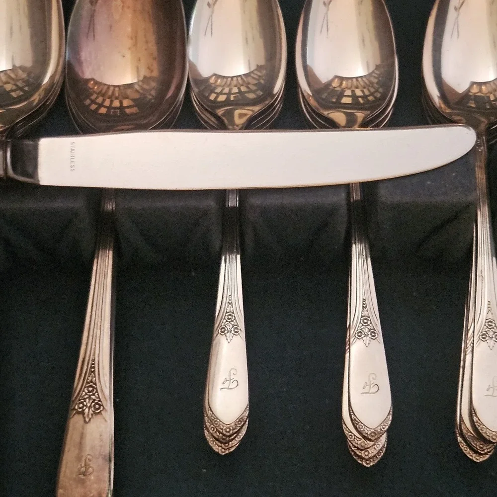 53 Piece Vintage WM Rogers‎ International Silverplate Flatware Set w/ Chest